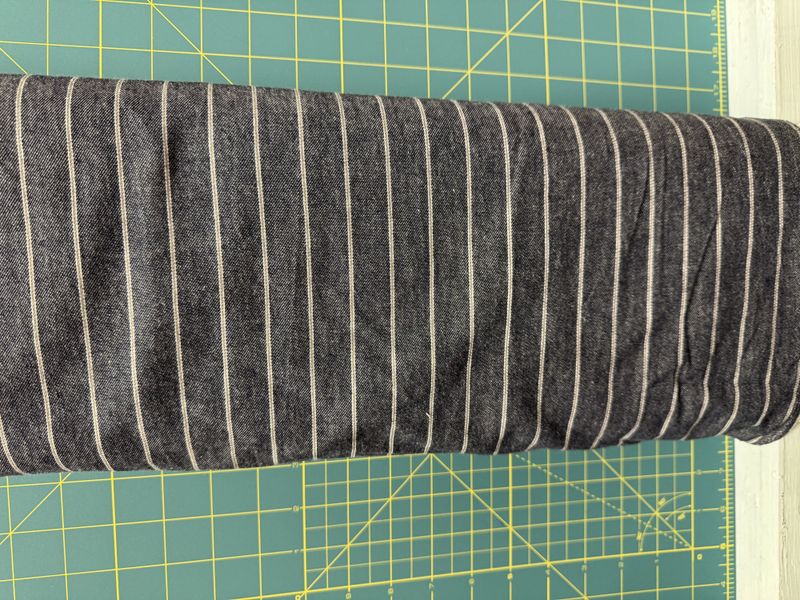 Striper på mørk bunn