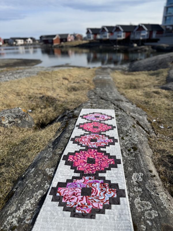 Vårbukett med kaffe og fargeglad sikk sakk