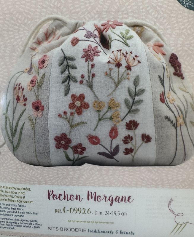 Pompadur med nydelige broderte blomster